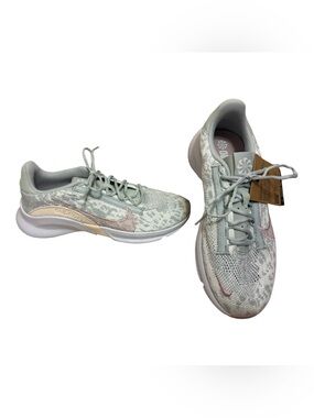 Nike | Move to Zero Light green and pink sneakers size 8.5